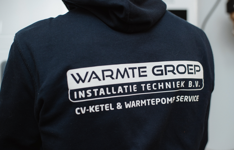 Servicemonteur Warmte Groep aan het werk bij een collectieve cv-installatie
